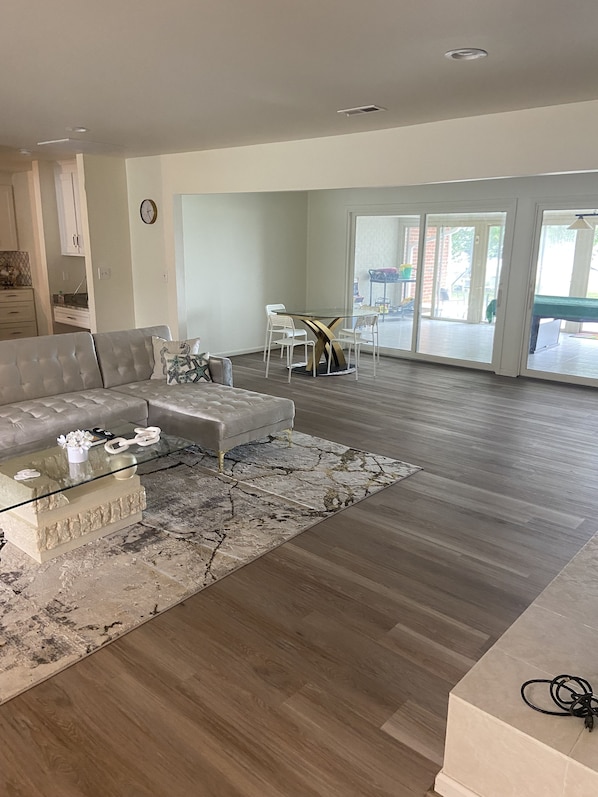 Smart TV, fireplace, video games, books - Squeaky Shores Gloucester, VA Waterfront York River Oasis (Gloucester)