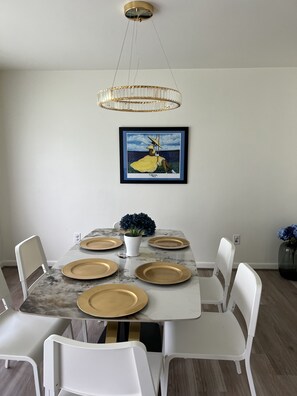 Dining - Squeaky Shores Gloucester, VA Waterfront York River Oasis (Gloucester)