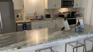 雪櫃、微波爐、焗爐、爐具