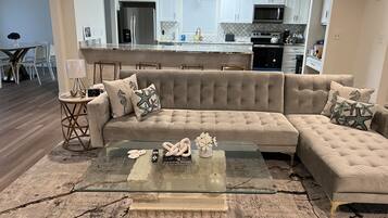 TV connectée, cheminée, jeux vidéo, livres