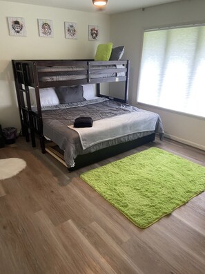 5 bedrooms, desk, iron/ironing board, free WiFi - Squeaky Shores Gloucester, VA Waterfront York River Oasis (Gloucester)