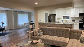 TV connectée, cheminée, jeux vidéo, livres