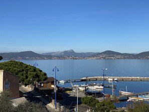 A marina with boats docked, a clear sky, and a mountainous backdrop. - Presqu'île de Giens, New studio "La Ratonnière (Hyères)
