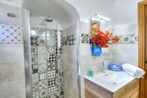 Shower, towels
