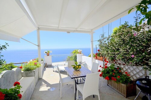Casa Annetta: A graceful independent house which faces the sun and the sea, with Free WI-FI.