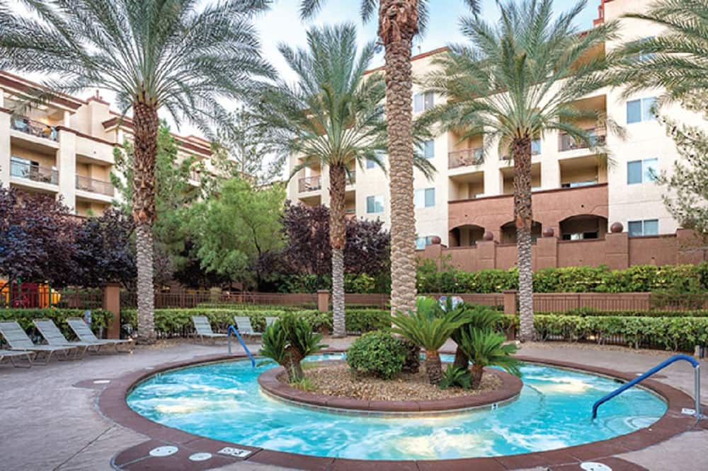 A resort close to airport and shuttle to the city