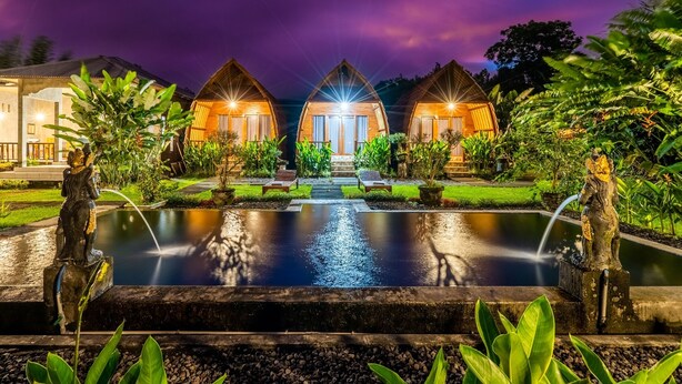A resort with three wooden cabins, a central pool with a fountain, and lush greenery. - KINTAMANI Paradise - 1BR (Kintamani)