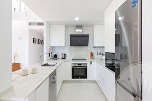 ثلاجة، ميكروويف، فرن، موقد طهي مسطح