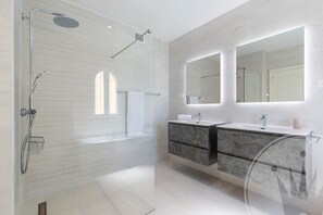 Shower, hair dryer, towels