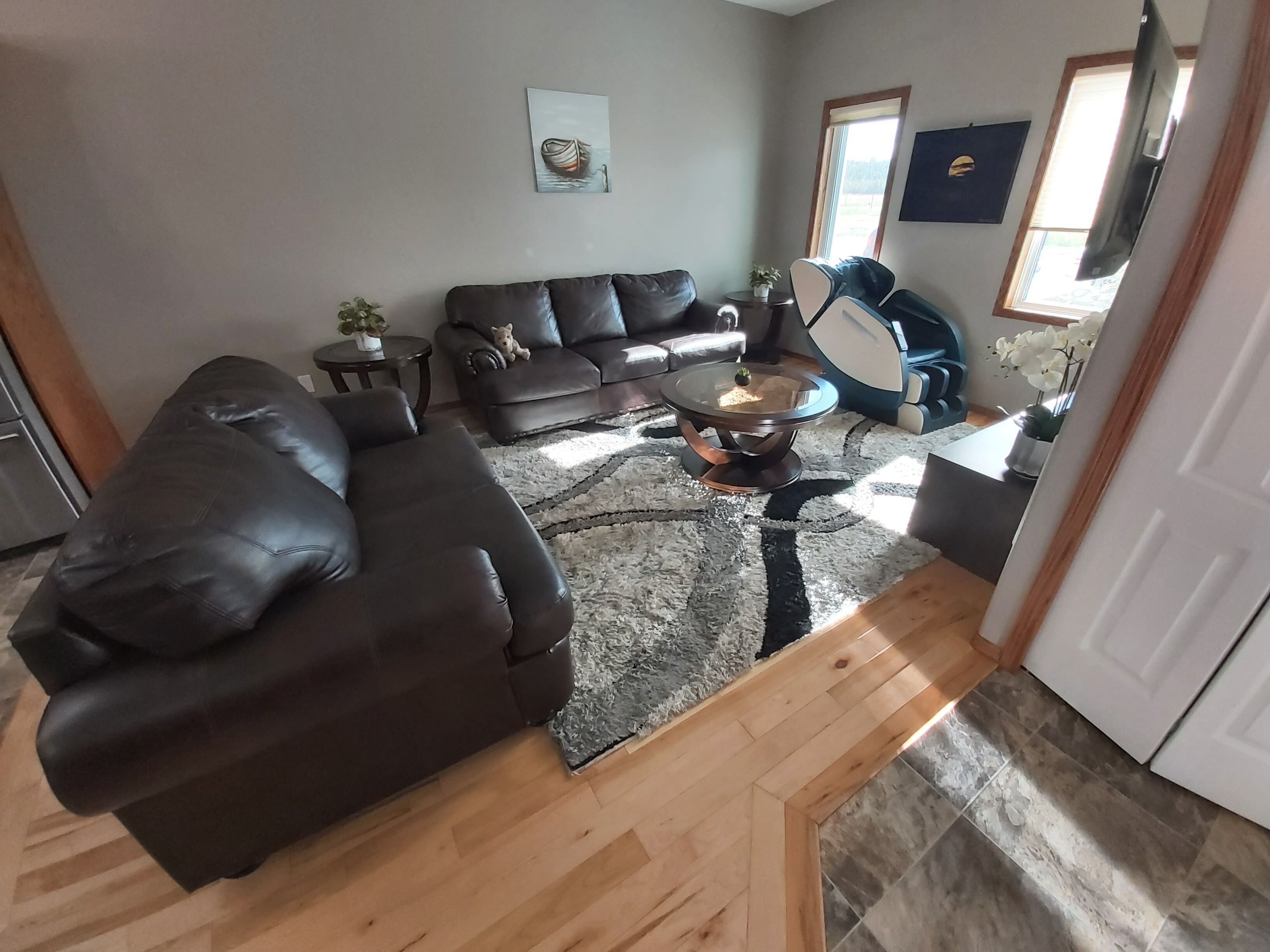 The Yukon Place 3beds 3 baths sleeps 9. 10 mins
 to downtown with SUV provided