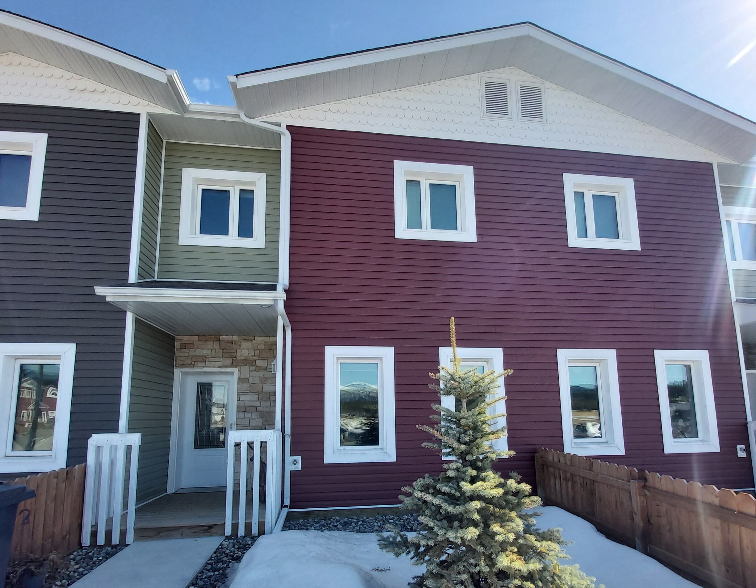 The Yukon Place 3beds 3 baths sleeps 9. 10 mins
 to downtown with SUV provided