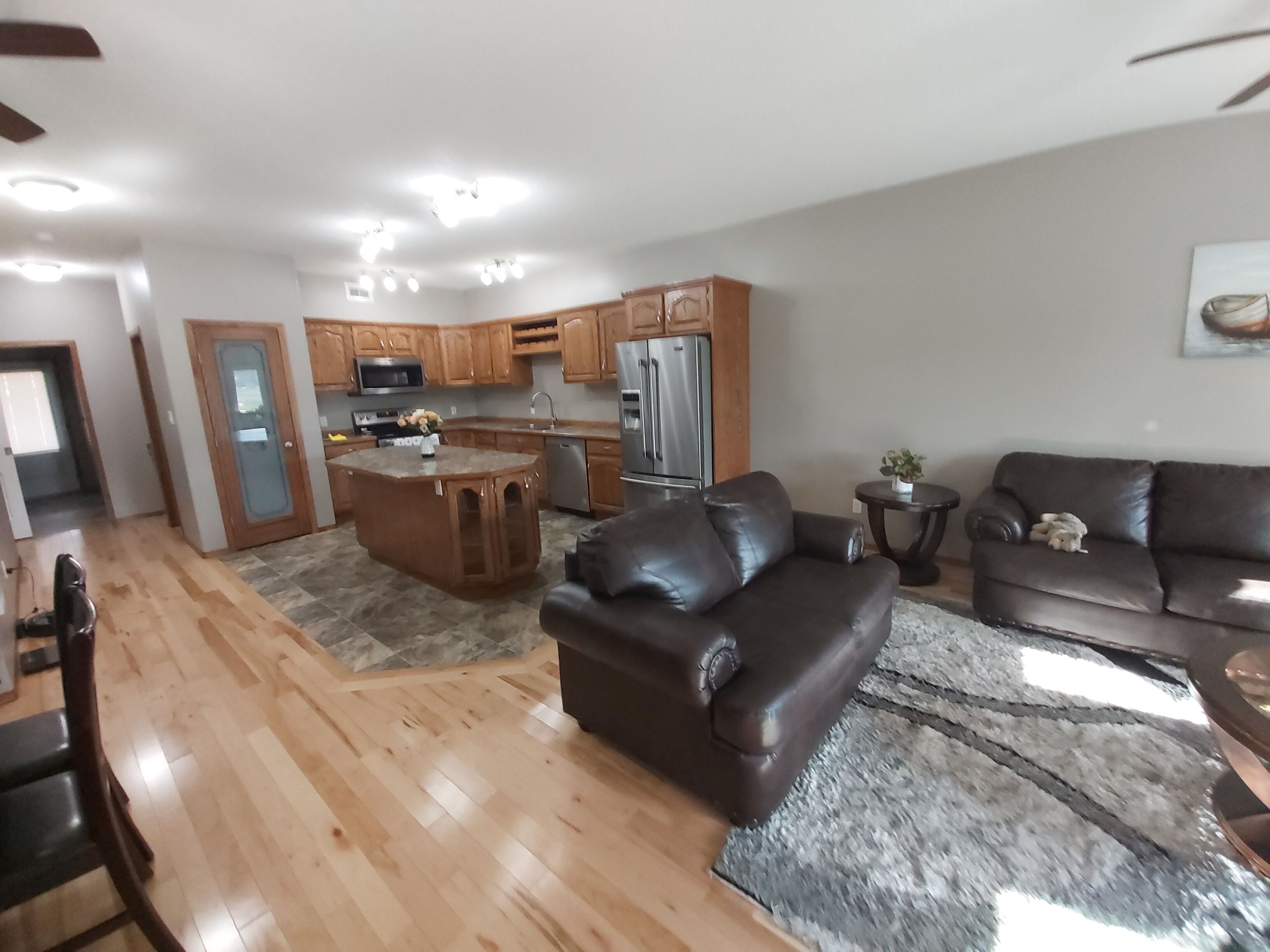 The Yukon Place 3beds 3 baths sleeps 9. 10 mins
 to downtown with SUV provided