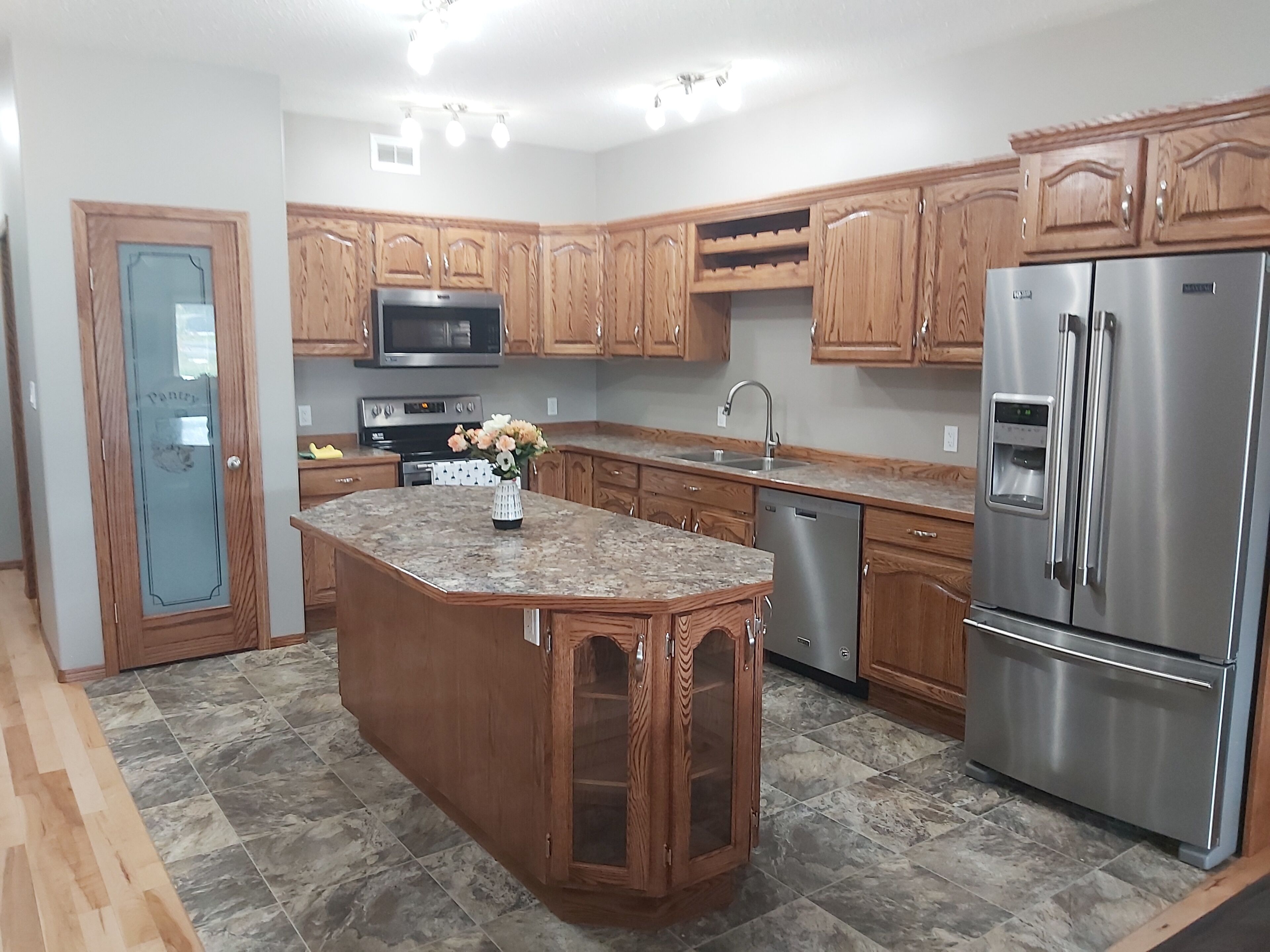 The Yukon Place 3beds 3 baths sleeps 9. 10 mins
 to downtown with SUV provided