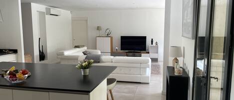 TV connectée, table de tennis de table, livres, chaîne hi-fi