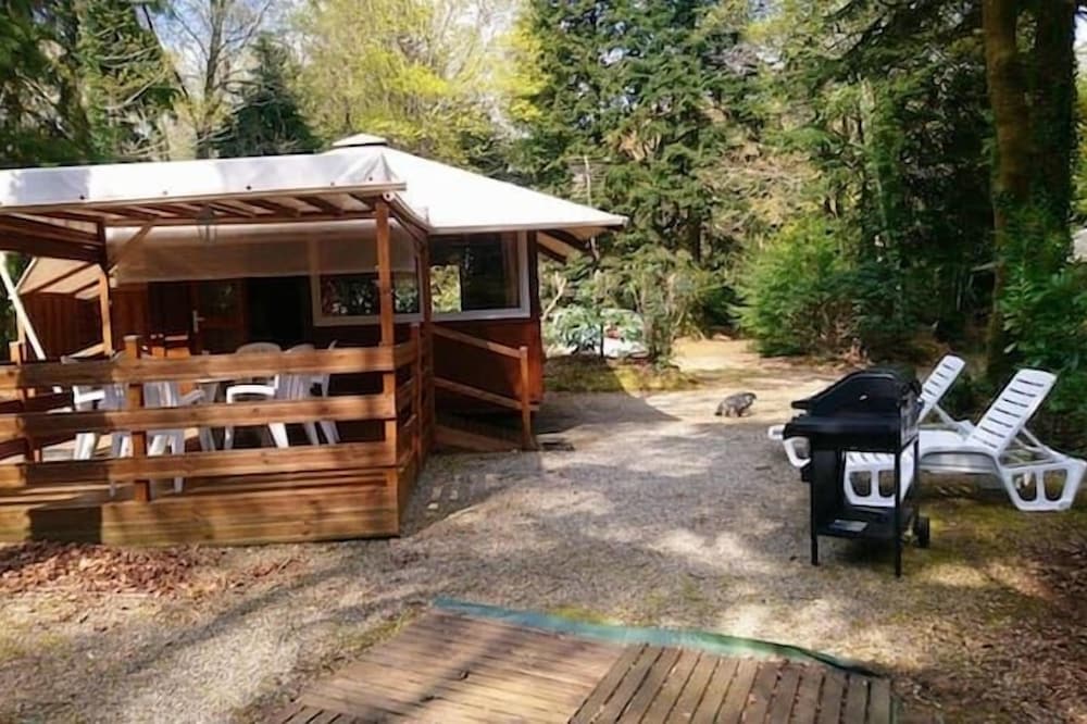 Cozy chalet for 4 people in campsite in Finistère, Brittany with swimming pool.