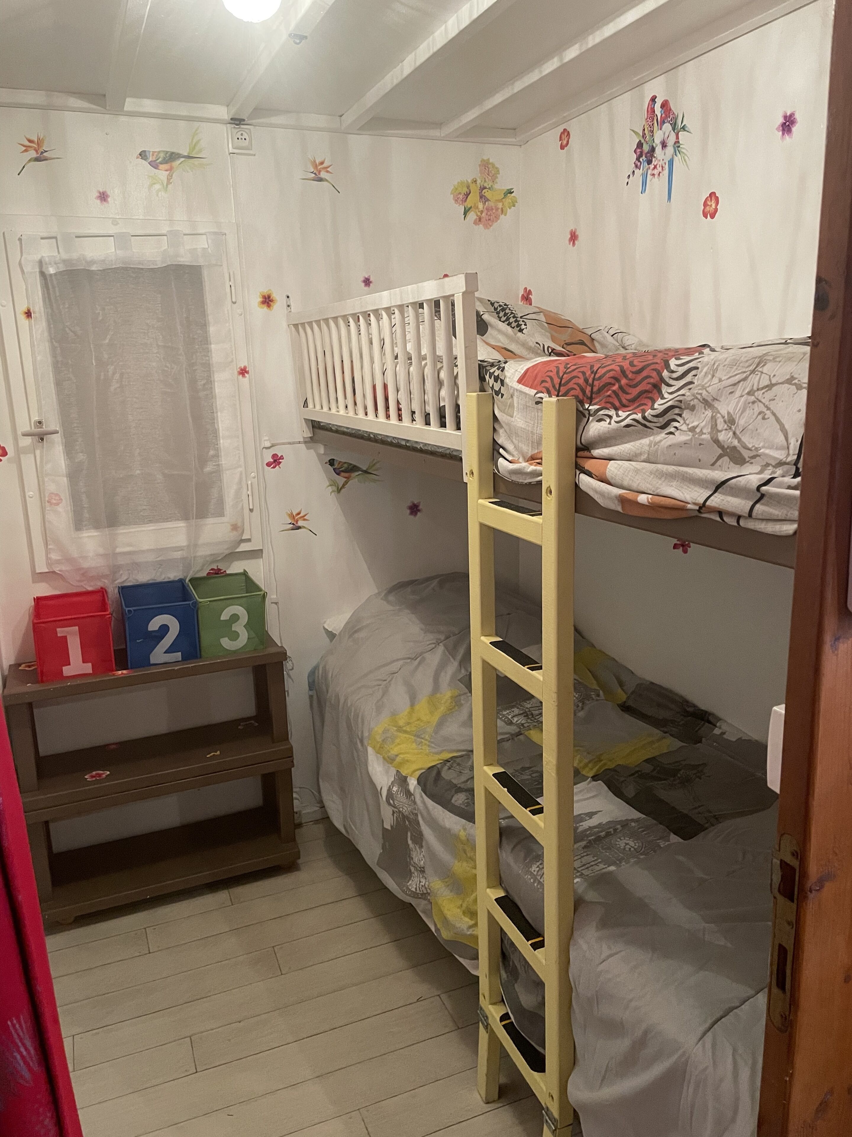 Cozy chalet for 4 people in campsite in Finistère, Brittany with swimming pool.