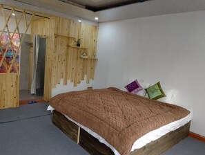 Kamar Double Klasik | Selimut bulu angsa, ruang kerja ramah laptop, dan Wi-Fi gratis