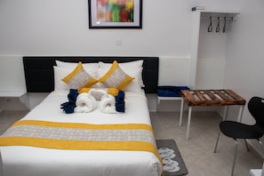 Individually decorated, desk, laptop workspace, free WiFi - Eldorado Rustic Hotel (Nakuru)