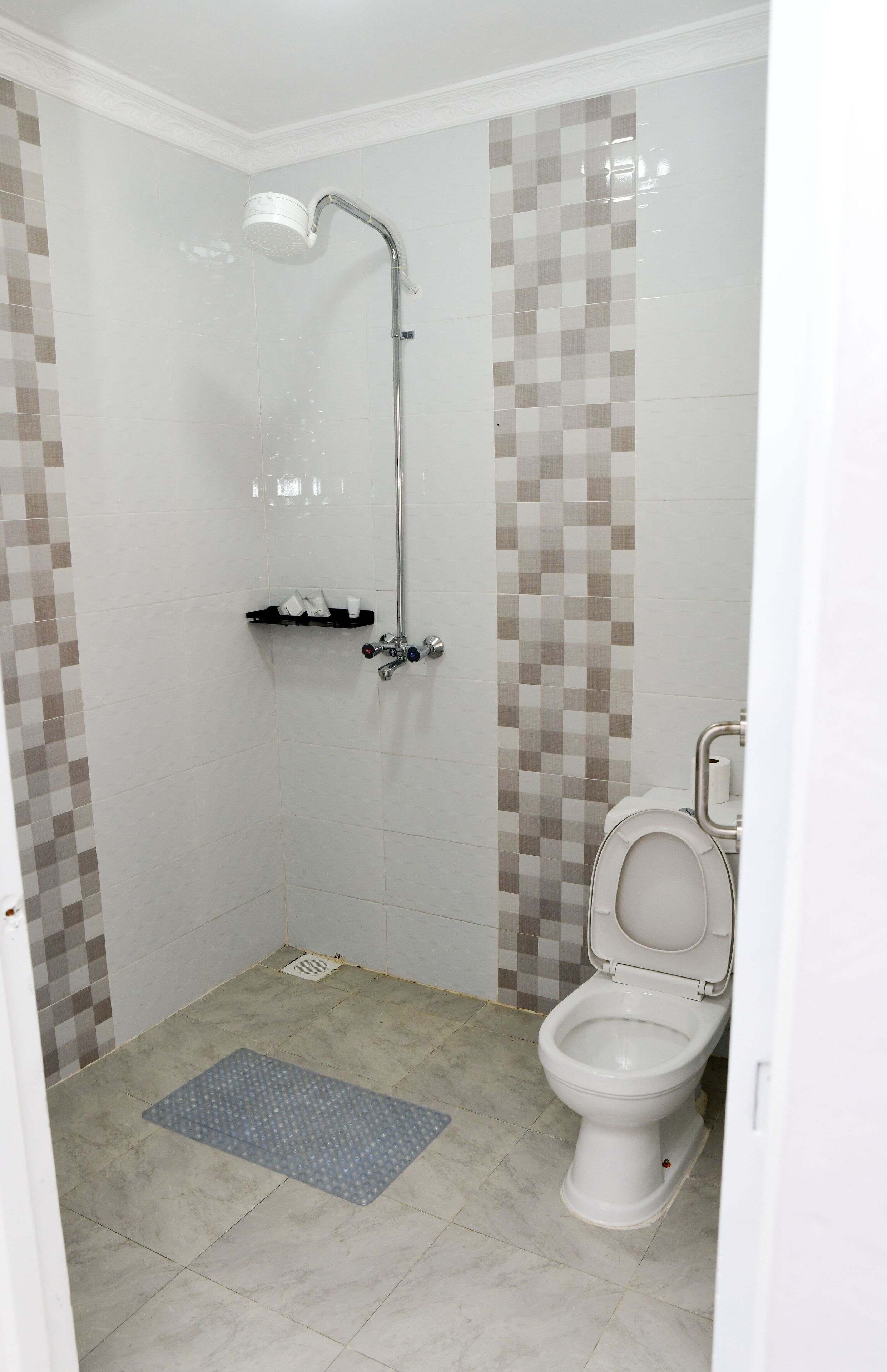 Deluxe Double Room | Bathroom | Shower, free toiletries, slippers, towels