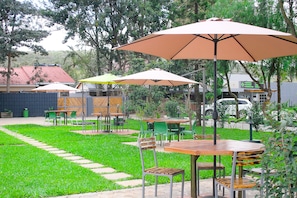 Outdoor pool, lifeguards on site - Eldorado Rustic Hotel (Nakuru)