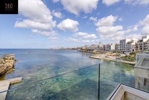 Seafront property with beautiful views & outdoor