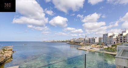 Seafront property with beautiful views & outdoor