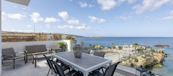 Seafront property with beautiful views & outdoor