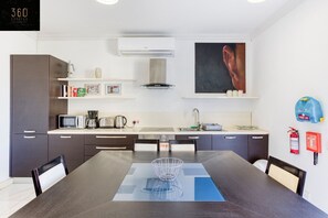 Fridge, oven, stovetop, coffee/tea maker