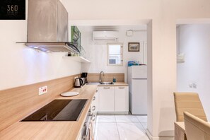 Jääkaappi, uuni, liesi, kahvin-/teenkeitin