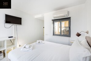 Desk, iron/ironing board, travel cot, free WiFi - Mesmerising Views for a 2BR APT in the Capital ! (Valletta)