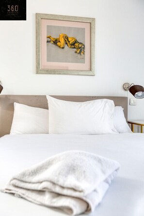 2 habitaciones, escritorio y tabla de planchar con plancha 