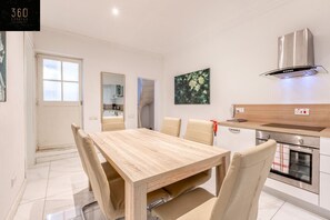 Kühlschrank, Ofen, Herdplatte, Wasserkocher mit Kaffee-/Teezubehör