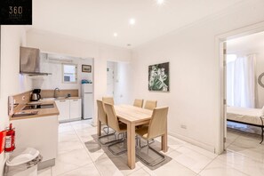 Fridge, oven, stovetop, coffee/tea maker