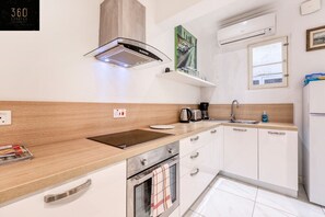 Fridge, oven, stovetop, coffee/tea maker