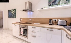 Kühlschrank, Ofen, Herdplatte, Wasserkocher mit Kaffee-/Teezubehör