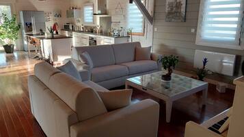 Fernseher, Bücher, Stereoanlage