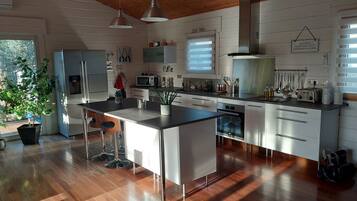 Køleskab, mikrobølgeovn, ovn, kogeplade