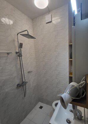 Ducha, secador de pelo, bidet, toallas