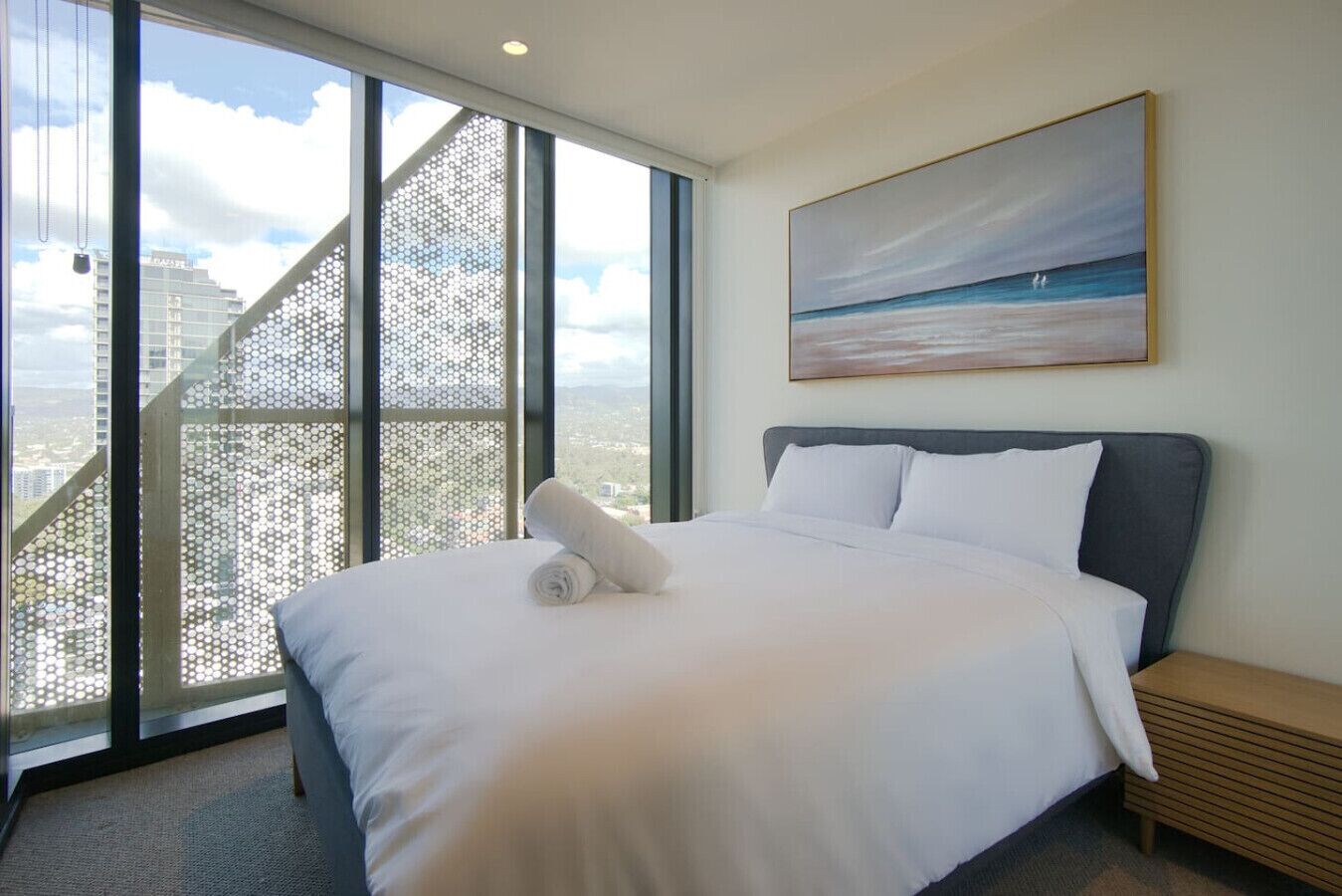 Iron/ironing board, WiFi, bed sheets