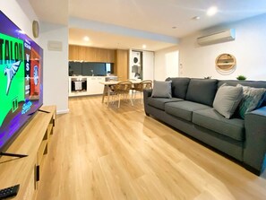 Televisión y oficina 