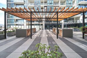 Property grounds - Modern 2BR CBD Townhouse with Pool-Gym-BBQ (Adelaide)