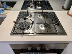 Frigorifero, microonde, forno, piano cottura