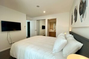 2 bedrooms, desk, iron/ironing board, WiFi - City 2BR Townhouse Adelaide CBD with Pool-Gym (Adelaide)
