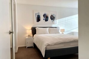 2 bedrooms, desk, iron/ironing board, WiFi