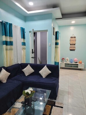 Een televisie en een stereo