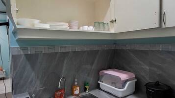 Kühlschrank, Herdplatte, Wasserkocher, Kochgeschirr/Geschirr/Besteck