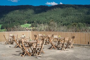 تناول الطعام بالخارج