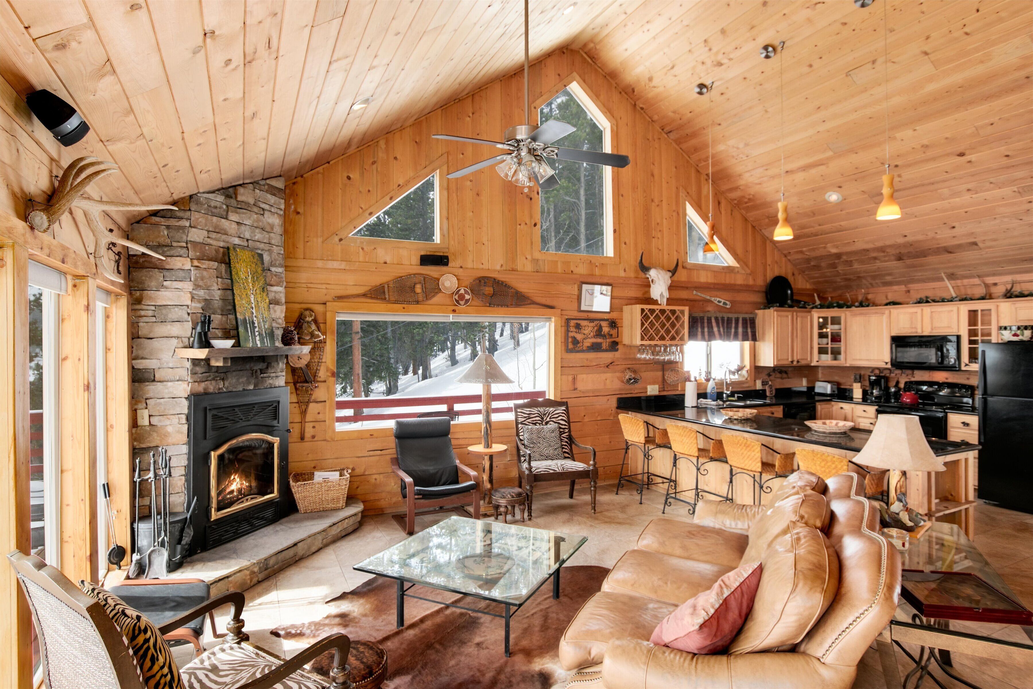 Peaceful Spacious Log Home With Amazing Views! 3 Bedrooms & 2 Bathrooms