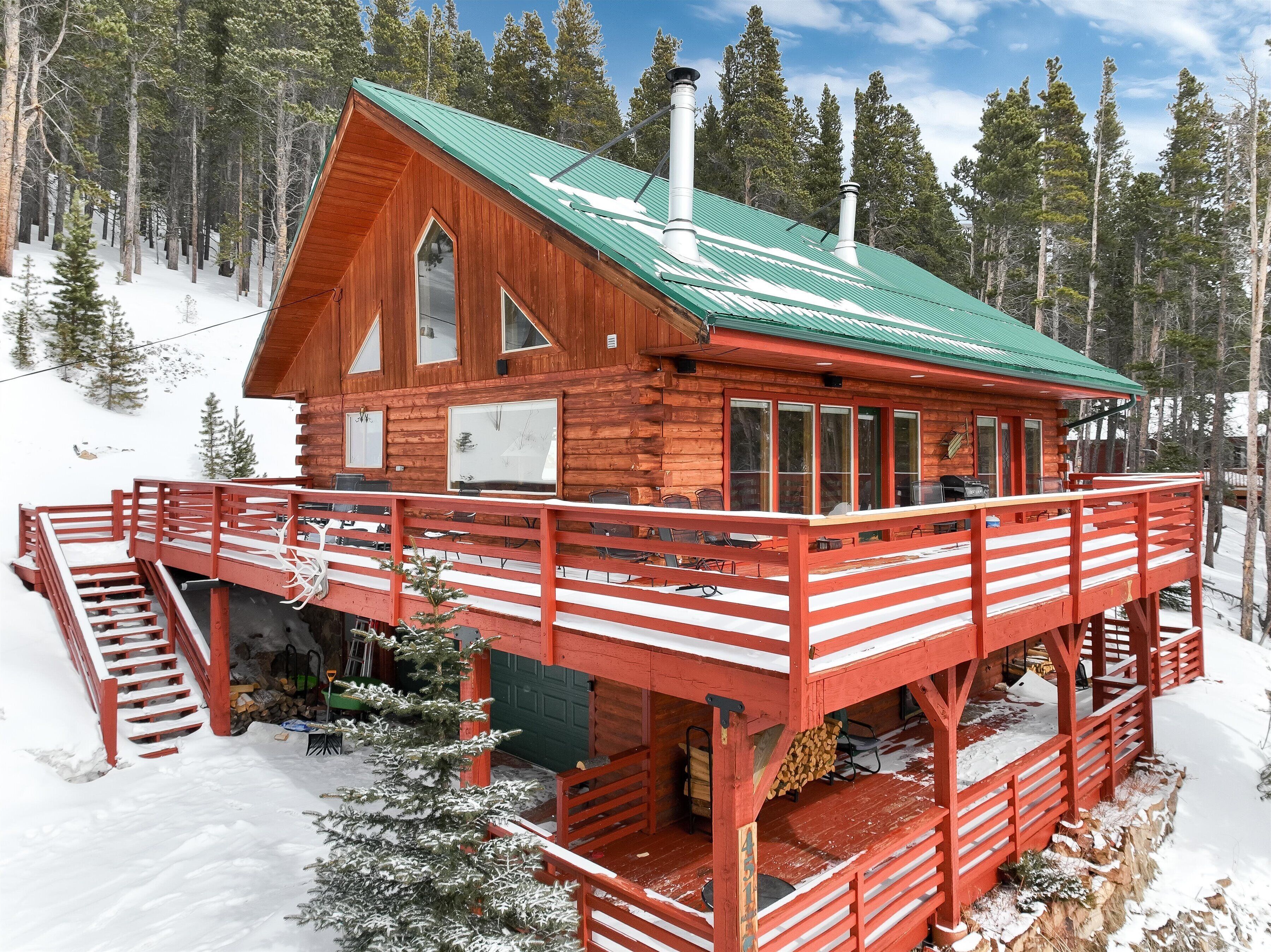 Peaceful Spacious Log Home With Amazing Views! 3 Bedrooms & 2 Bathrooms