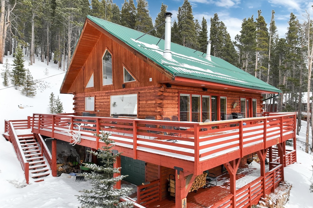 Peaceful Spacious Log Home With Amazing Views! 3 Bedrooms & 2 Bathrooms